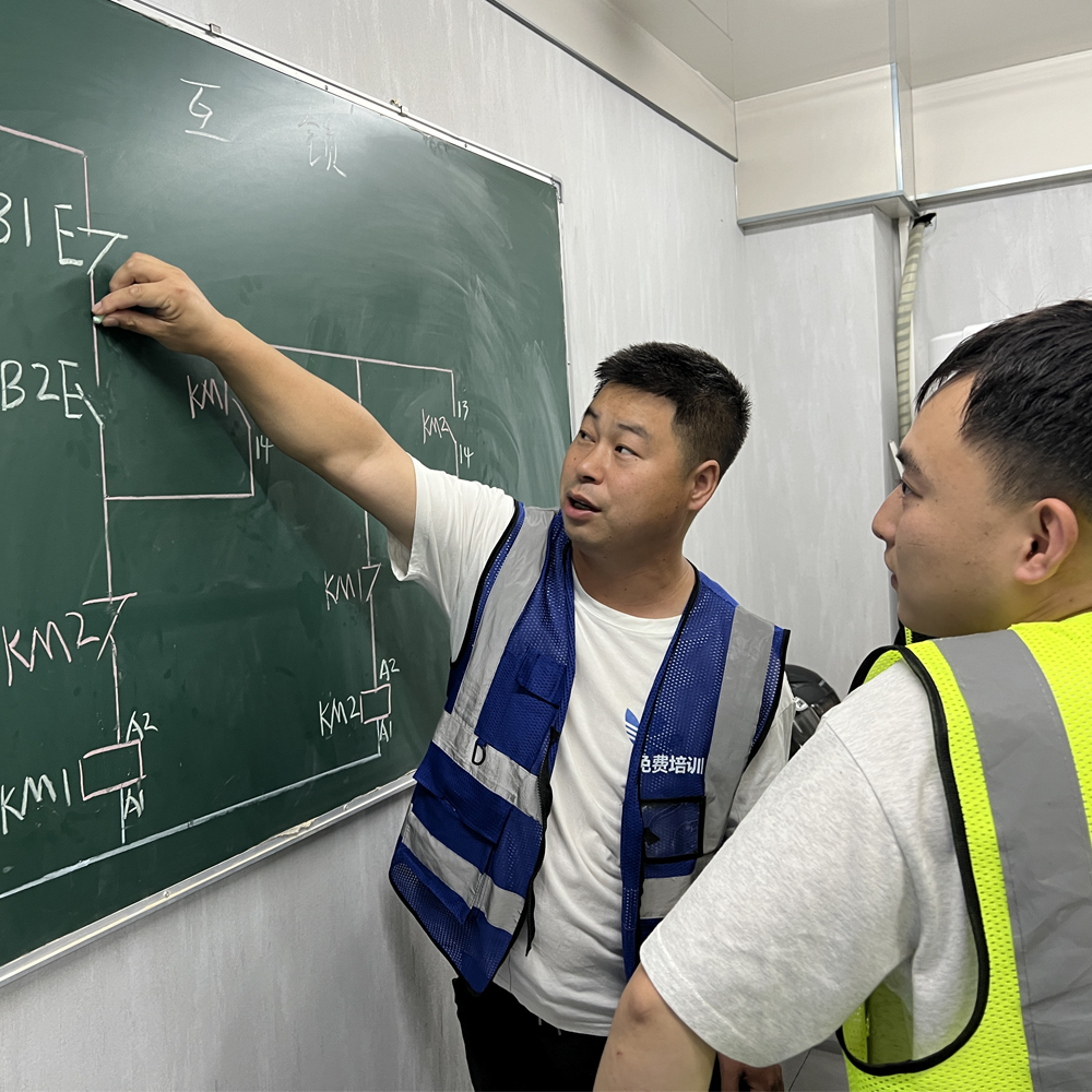 以耐心润桃李 以专业授技能——电工老师的实训课堂暖心瞬间