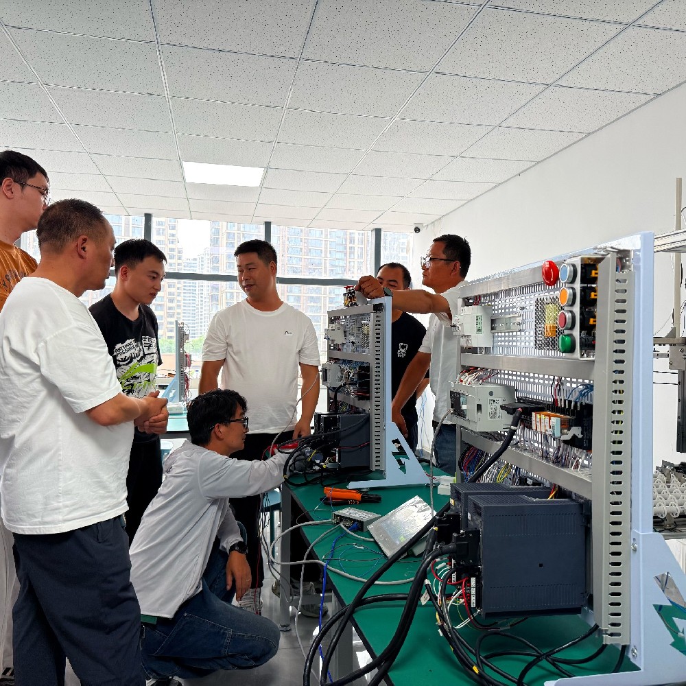 师资力量再升级！我校特邀资深 PLC 专业名师开展专业知识培训